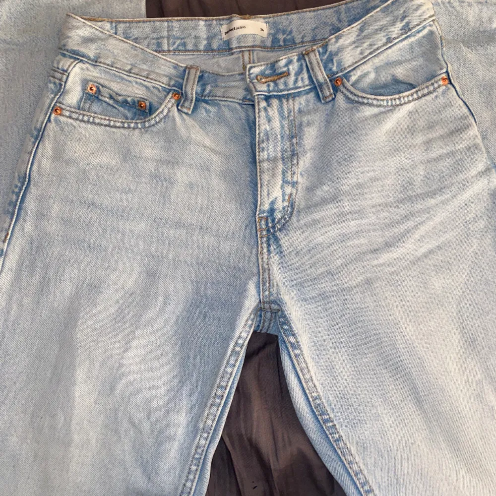 Baggy mid-waist jeans från Gina! Storlek 34, men känns som 36 :). Jeans & Byxor.
