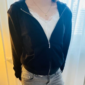 Juciy tröja - Säljer den här jätte fina och sköna Jucie tröjan, köpt för 1300kr❣️