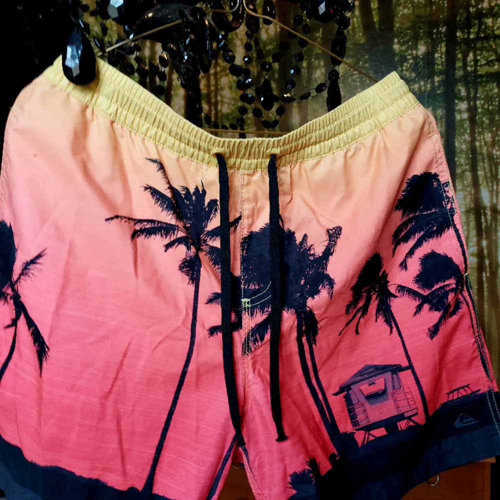 Badshorts i bra skick  Obs! Bortklippta innershorts Quicksilver. Shorts.