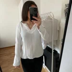 Vit topp från massimo dutti 🤍 - Fin och skön topp från massimo dutti men inte min stil så säljer! 🤍