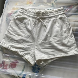 Beach shorts - Från Lindex, sköna till stranden. Vita men några små få fläckar. Storlek 170, passar XS/S. Köparen står för frakt!