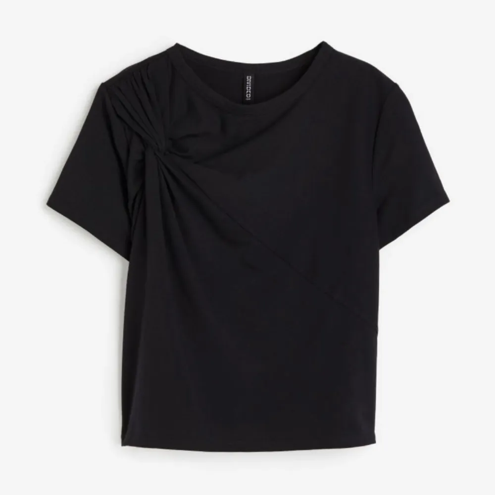 Svart tröja från hm med en detalj på axeln så fin och slutsåld på hm’s hemsida❤️endast testad . T-shirts.
