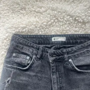 Säljer dessa grå/svarta jeans från Gina Tricot! Jag har klippt av kanten längst ner då jeansen var för långa🙈 Utöver det är de i fint skick! Modellen är midrise.