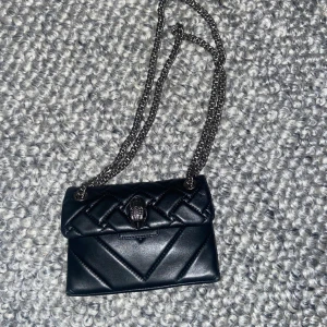 Kurt geiger väska  - Säljer denna as coola mini Kurt geiger väskan köpt i London i deras butik då jag inte använder den.  Använd 2 gånger och är i ny skick.  Pris kan diskuteras. Inga byten!!