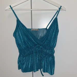 Glansigt linne - Superfint turkost linne i ett lite glasigt tyg. Säljer pga att det inte kommer till användning längre