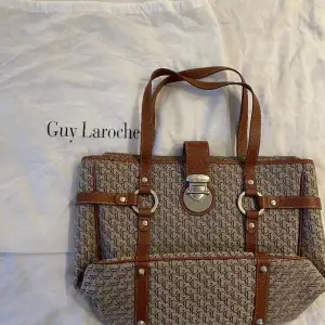 Jätte snygg handväska från märket Guy Laroche i mycket fint skick! Totebag finns, ca 36 cm bred & ca 26 cm hög 💞