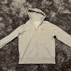 Levi's Hoodie - Ljusgrå Levi's Zip Hoodie använd 1-2 gånger. Säljer då den inte passar. Nypris: 599, Mitt pris: 250