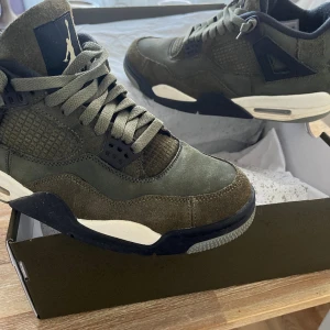 Air Jordan 4 retro medium olive  - Skick 8,5/10 Jätte snygg  Storlek 43