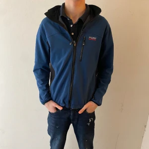 Peak performance jacka - Använt några gånger och ett bra skick, inga skador på jackan men ändå använd. Perfekt till våren då jackan är lite tunnare, modellen på bilden är ca 190 cm lång.Kom privat för minsta lilla fråga