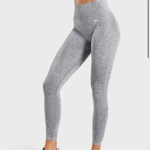 Gymshark vital seamless leggings Grey - Fina leggings som just nu är slutsålda på Gymsharks hemsida! Dem har inte kommit till så mycket användning och är därav enbart använda ett fåtal gånger. Leggingsen är i mycket ett bra skick. ( dåligt ljus på andra bilden, därav ser de mörkar ut!)