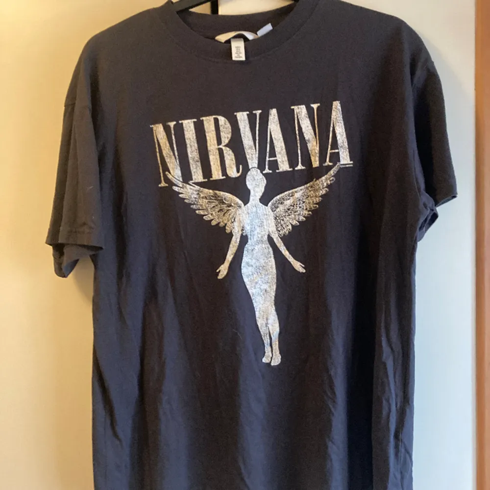 En nirvana T-shirt från hm. Det står att det är en s men är som en m.  Använd nån gång.  Endast Swish. Kontakta mig om du är intresserad.  Frakt betalar köparen.. T-shirts.
