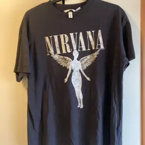 En nirvana T-shirt från hm. Det står att det är en s men är som en m.  Använd nån gång.  Endast Swish. Kontakta mig om du är intresserad.  Frakt betalar köparen.