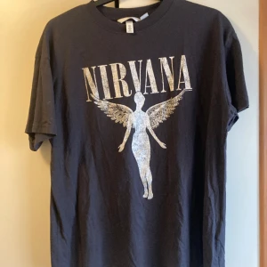 Nirvana t-shirt  - En nirvana T-shirt från hm. Det står att det är en s men är som en m.  Använd nån gång.  Endast Swish. Kontakta mig om du är intresserad.  Frakt betalar köparen.