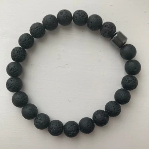 Trendigt grisch armband! - Säljer nu ett trendigt armband då det inte kommer till användning. Det har inga deffekter och är bara använt en gång därmed i nyskick! Kolla gärna in mina andra annonser och hör av dig om du undrar något!
