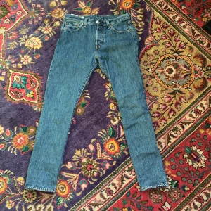 Levis 501 - Ett par fräscha levis 501, använda mycket och därför det låga priset, fortfarande mycket bra skick. En härlig blå färg som aldrig går fel. Köpare står för frakt !