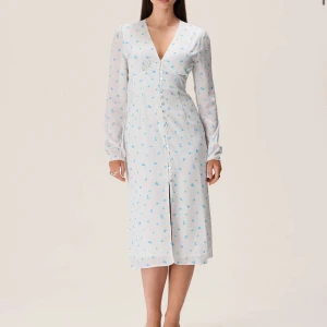 Ny adoore klänning - Säljer denna helt nya klänningen från adoore då den ej passar mig, klänningen är oanvänd, nypris 1495kr