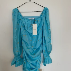 Adoore klänning  - Storlek 36 Helt ny och oanvänd 