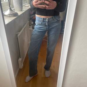 Ett par skit snygga Gina jeans som aldig ör använda pg av att dom inte har passat! Dom är väldigt bekväma och då dom aldig är använda är som inte väldigt bra skick 🤗🫶🏼💕  Då dom aldrig är använda så säljer jag dom bara lite biligare från orginal priset