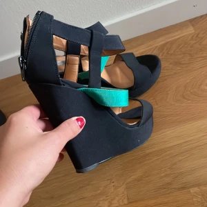 Kil klackar  - Höga bekväma kilklackar köpta i Miami säljes . 