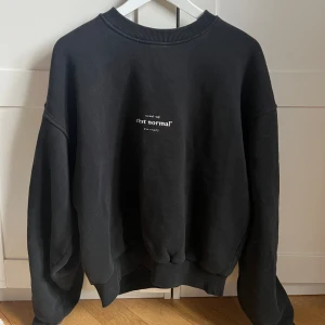 C’est normal tröja svart - En svart college tröja från c’est normal!  Sparsamt använd, det är ljuset som gör att färgen på tröjan ser konstig ut! Den är svart. Nypris 1000kr 