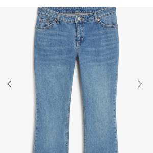 Köpte ett par Lågmidjade jeans från Monki som tyvärr inte passade därför säljer jag dem helt oanvända med prislapp kvar, ny pris ligger på 500kr. Så fina och passar så bra till våren, bara höra av om du har frågor, se bilder. Pris går att diskutera 💞