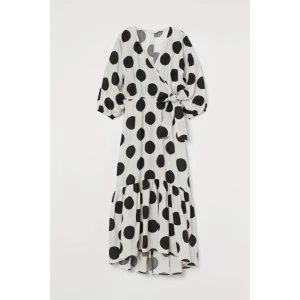 Ljuvlig prickig klänning från H&M - Otrolig omlottklänning från H&M. Storlek XS. Se bild för beskrivning. ✨