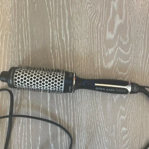 Björn Axén värmeborste 38 mm - Värmeborste från Björn Axén, 38 mm. Manualen ingår. Testad 2 ggr, men gillade inte resultatet.