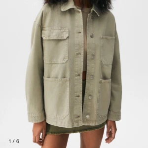 Grön jeansjacka med fickor - Så snygg jeansjacka i grön från Pull and bear. Ordinarie pris 400 kronor. Skriv vid funderingar eller fler frågor⭐️