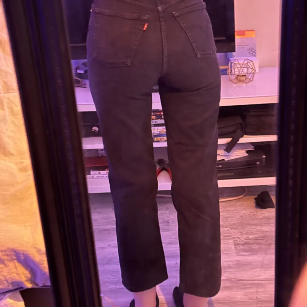 Fin men väldigt korta Levi’s jeans (jag är 1,77) Tror att längden kan vara runt 28-30  Storlek 26  Originalpris 1150kr. Jeans & Byxor.