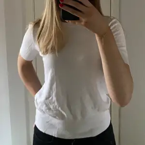Säljer denna vita tröja från Zara då den inte längre kommer till användning.