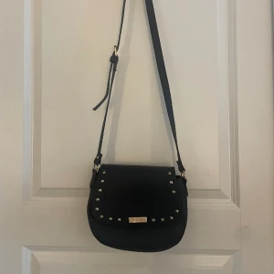 Liten sidoväska  - Knappt använd jätte fin med gulddetaljer, vet ej vad det är för märke 