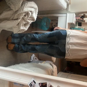 Mönstriga jeans - INTRESSKOLL!! På mina skitsnygga mönstrade jeans🌸midjemått:36cm tvärsöver innebenslängd: 84cm Dom är däremot strechiga 