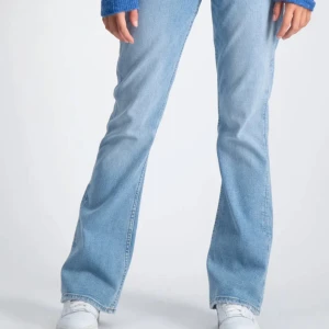 Låg midjade bootcut jeans - Bootcut jeans från Ginatricot Young Jeans. 