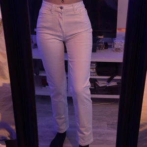 Straight mom jeans - Fina vita straight mom jeans   Original oris 600kr