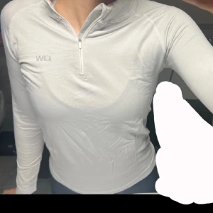 ICIW träninströja  - Skön träningströja köpt på I Can I Will och har inte kommit till så mycket användning!