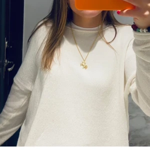 Zara tröja  - Så snygg tröjq från zara som inte kommer till användning. Jättenajs med längre ärmar!!Nyskick, 399kr