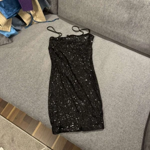 Klänning  - Kort klänning. Väldigt fin. Använd 1 gång. Priset kan diskuteras 