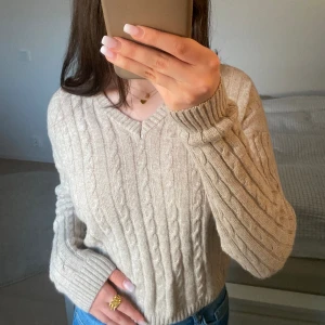 Stickad tröja - Oanvänd stickad tröja i jättebra kvalitet. Jättesnygg och i bra skick som passar med allt! Original pris 620kr!!