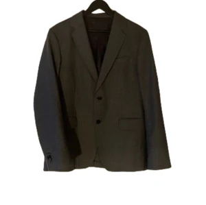 Grå arket kavaj - Grå arket kavaj i ullmaterial. Otroligt mjuk och skön. Helt oanvänd. Storlek 52 vilket motsvarar M. Passar perfekt som ett ”business casual” plagg till massa outfits. Nypris ungefär 1200. Skriv om du har fler frågor om mått eller annat!💛