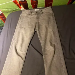 Ett par grå J&J jeans Topp kvalite