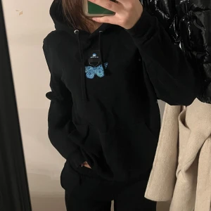 Thecoolelephant hoodie - Säljer min thecoolelephant hoodie i storlek xs/s Fjärilstryck på ryggen  