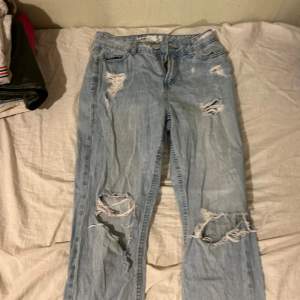 Jeans med hål i :3
