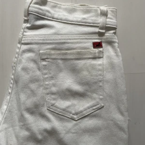 Vita jeans - Använda ett fåtal gånger men kommer tyvärr inte till användning. Tveka inte att skriva för fler bilder/mått eller frågor!