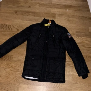 Parajumper jacka  - Är för liten de Vrf jag säljer den 