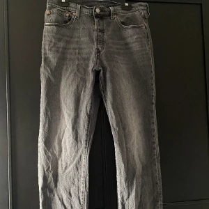 Levis jeans!!🤍 - Sköna och man får väldigt fina kurvor, säljer för att de är lite för stora, men knappt använda jag gav 1600 för dom