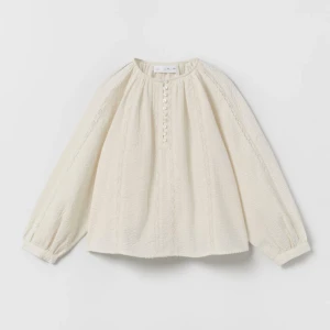 Zara blus - En jättefin krämvit zara blus i helt nyskick med lappen kvar. Perfekt till sommaren och aldrig använd pga för liten. Storlek 164 men skulle säga motsvarar xs!! Helt slutsåld!