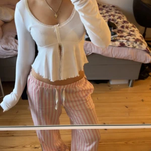 Gina lace detail top  - Superfin  topp med spetsdetaljer i strl XS från Gina Tricot. Köpt för 259kr, säljer pågrund av att jag fått en likadan av min syrra. 