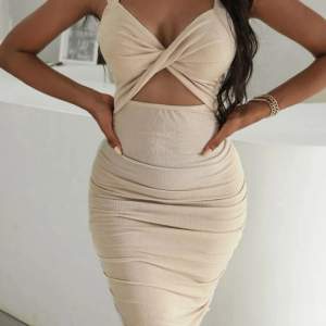 Super fin beige klänning, den är lite åt det rosa hållet. Använd få gånger!✨