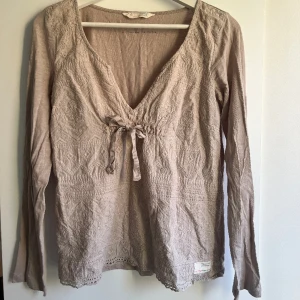 Odd Molly blus - Fin beige Odd Molly blus. Mycket fint skick, finns inget att anmärka på!💛  Storlek 1 