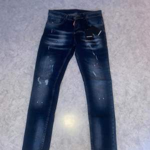 Blåa dsq2 jeans  Med blå och vit färg på  Använda få tal gånger  Ny skick  Säljer pga att de inte kommer till andvändning  PRIS KAN DISKUTERAS!!